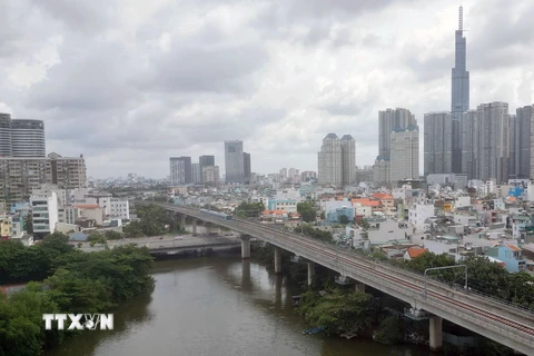 Đoàn tàu đầu tiên của tuyến Metro số 1 (Bến Thành-Suối Tiên) chạy thử nghiệm trên toàn tuyến - đoạn gần Nhà ga ngầm Ba Son, Thành phố Hồ Chí Minh. (Ảnh: Thanh Vũ/TTXVN)