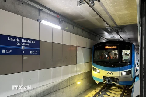 Đoàn tàu đầu tiên của tuyến Metro số 1 (Bến Thành-Suối Tiên) chạy thử nghiệm trên toàn tuyến, đoạn Nhà ga ngầm Bến Thành, Thành phố Hồ Chí Minh. (Ảnh: TTXVN phát)