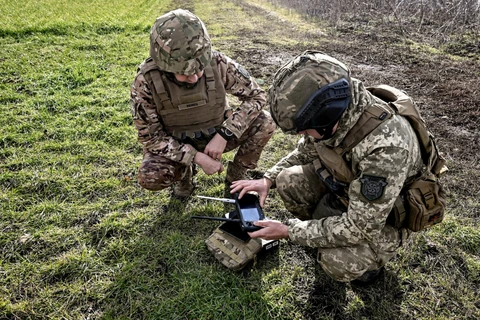 Binh sỹ Ukraine điều khiển máy bay không người lái được trang bị camera đo nhiệt độ ở vùng Zaporizhzhia, Đông Nam Ukraine. Getty Images)