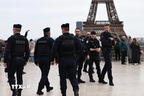 Cảnh sát Pháp tuần tra trên quảng trường Trocadero ở thủ đô Paris. (Ảnh: THX/TTXVN)