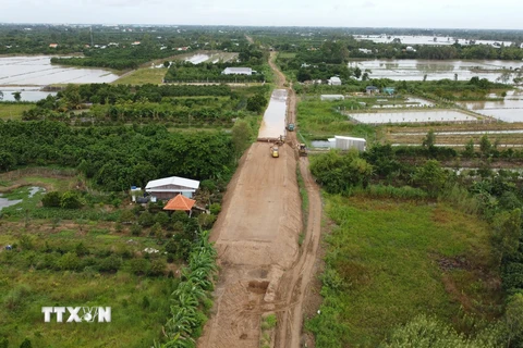 Thi công tuyến tránh thành phố Cao Lãnh (Đồng Tháp) với vốn đầu tư hơn 900 tỷ đồng. (Ảnh: Nhựt An/TTXVN)