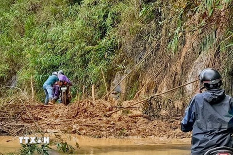 Mưa lớn làm sạt lở 15 điểm trên Quốc lộ 32 (đoạn qua địa phận xã Khau Phạ), trong đó có 6 điểm tắc đường, xe ôtô không qua lại được. (Ảnh: TTXVN phát)