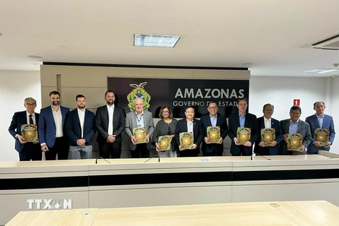 Ủy ban Hiệp hội các quốc gia Đông Nam Á (ASEAN) trong buổi làm việc cùng ông Wilson Miranda Lima, Thống đốc bang miền Bắc Amazonas. (Ảnh: TTXVN phát)
