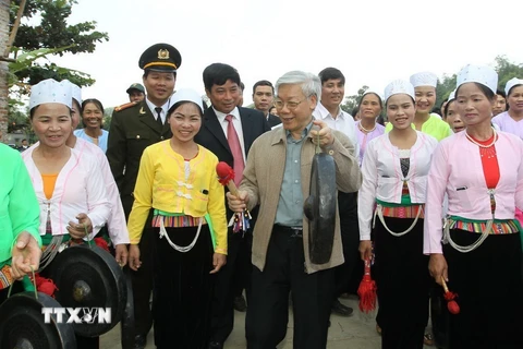 Tổng Bí thư Nguyễn Phú Trọng cùng đánh cồng với đồng bào dân tộc Mường trong Ngày hội Đại đoàn kết toàn dân tộc khu dân cư xóm Cầu, xã Bắc Sơn, huyện Kim Bôi, tỉnh Hòa Bình (13/11/2011). (Ảnh: Trí Dũng/TTXVN)