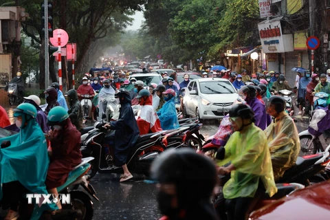 Người dân di chuyển khó khăn trên nút giao Minh Khai-Tam Trinh-Kim Ngưu. (Ảnh: Thanh Tùng/TTXVN)