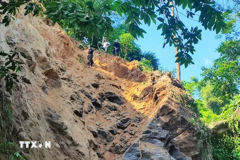 Lực lượng chức năng xử lý đất, đá tại Km127+700, Quốc lộ 4D, đoạn thuộc xã Cốc San, thành phố Lào Cai. (Ảnh: Quốc Khánh/TTXVN)