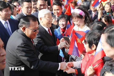 Tổng Bí thư Nguyễn Phú Trọng và Tổng Bí thư, Chủ tịch nước Lào Bounnhang Vorachith với nhân dân Thủ đô Hà Nội, sáng 19/12/2017. (Ảnh: Phương Hoa/TTXVN)