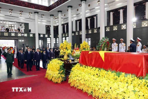 Đoàn Cộng hòa Belarus do ông Siarhei Khamenka, Phó Chủ tịch Thượng viện Cộng hòa Belarus, làm Trưởng đoàn, viếng Tổng Bí thư Nguyễn Phú Trọng. (Ảnh: TTXVN)