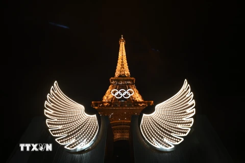 Hình ảnh Tháp Eiffel tại Lễ Khai mạc Olympic Paris 2024. (Ảnh: THX/TTXVN)