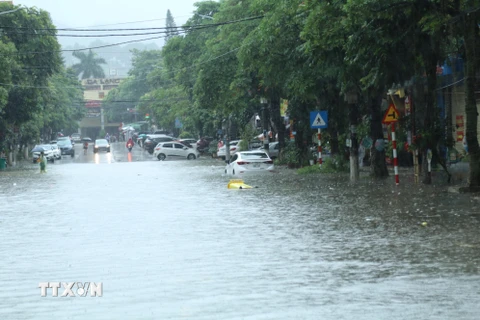 Thành phố Lạng Sơn ngập úng cục bộ nhiều điểm do mưa lớn kéo dài. (Ảnh: Quang Duy/TTXVN)