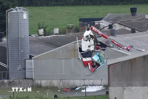 Hiện trường vụ trực thăng đâm vào tòa nhà tại hạt Westmeath, Ireland. (Ảnh: Getty Images/TTXVN)