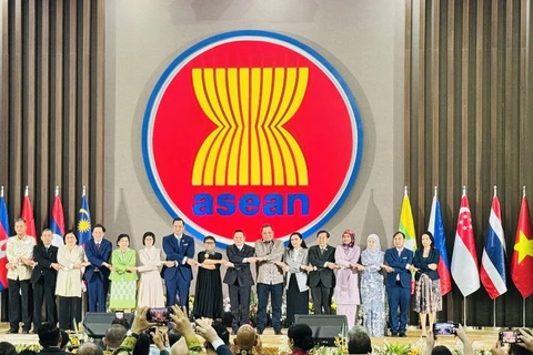 Tổng Thư ký ASEAN, Tiến sỹ Kao Kim Hourn và Đại sứ Phái đoàn thường trực các nước tại ASEAN dự buổi lễ. (Ảnh: Đỗ Quyên/TTXVN)