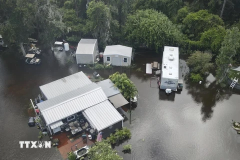 Bão nhiệt đới Debby đổ bộ gây ngập lụt tại bang Florida, Mỹ ngày 6/8. (Ảnh: AP/TTXVN)