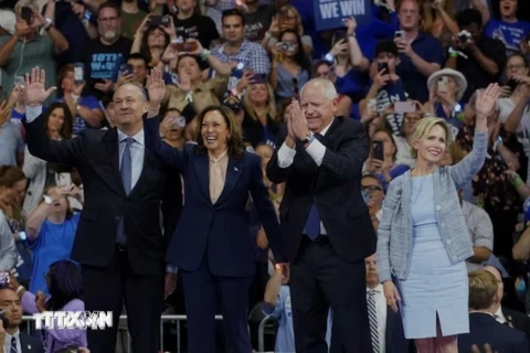 Phó Tổng thống Mỹ Kamala Harris (thứ 2, trái) và Thống đốc bang Minnesota Tim Walz (thứ 2, phải) trong cuộc vận động tranh cử ở thành phố Philadelphia, bang Pennsylvania. (Ảnh: Reuters/TTXVN)