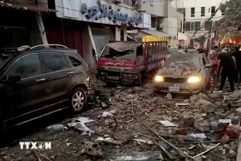 Cảnh đổ nát sau vụ không kích của Israel xuống khu vực ngoại ô thủ đô Beirut của Liban. (Ảnh: REUTERS/TTXVN)