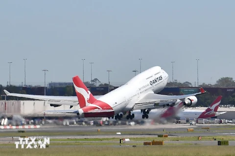 Máy bay của hãng hàng không Qantas Airways cất cánh từ sân bay Sydney, Australia. (Ảnh: AFP/TTXVN)