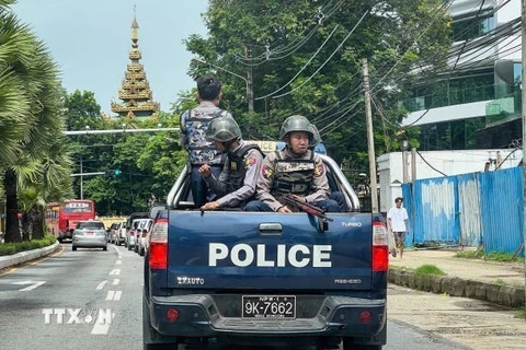 Cảnh sát tuần tra trên đường phố tại Yangon, Myanmar. (Ảnh: Getty Images/TTXVN)