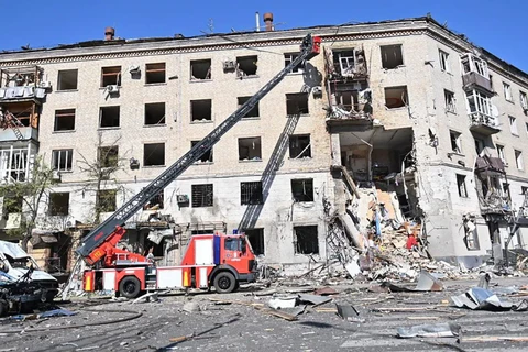 Một tòa nhà bị trúng bom ở Kharkov, Ukraine. (Nguồn: AP)