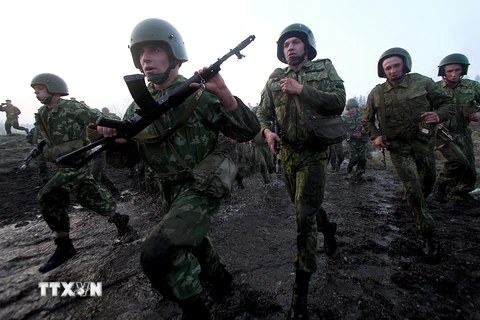 Binh sỹ Belarus tham gia một buổi huấn luyện quân sự ở ngoại ô thủ đô Minsk. (Ảnh: AFP/TTXVN)