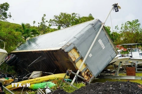 Cảnh ngổn ngang sau khi bão Ernesto quét qua Fajardo, Puerto Rico. (Ảnh: Getty Images/TTXVN)