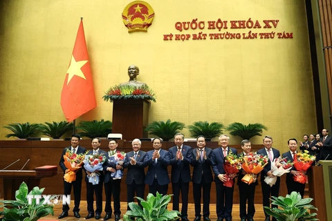 Lãnh đạo Đảng, Nhà nước tặng hoa chúc mừng các tân Phó Thủ tướng, Bộ trưởng, Chánh án Tòa án Nhân dân tối cao, Viện trưởng Viện Kiểm sát Nhân sân tối cao. (Ảnh: TTXVN)