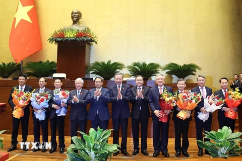 Lãnh đạo Đảng, Nhà nước tặng hoa chúc mừng các tân Phó Thủ tướng, Bộ trưởng, Chánh án Tòa án Nhân dân tối cao, Viện trưởng Viện Kiểm sát Nhân sân tối cao. (Ảnh: TTXVN)