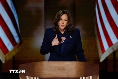 Phó Tổng thống Mỹ Kamala Harris phát biểu tại Đại hội toàn quốc của đảng Dân chủ tại thành phố Chicago, bang Illinois, Mỹ. (Ảnh: Getty Images/TTXVN)