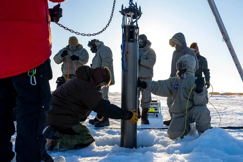 Các kỹ sư thử nghiệm thực địa robot IceNode ở phía bắc Alaska. (Nguồn: NASA)