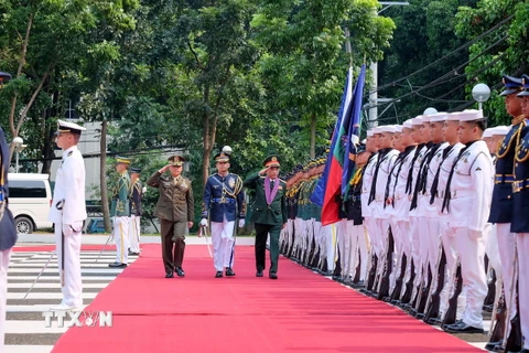 Bộ trưởng Quốc phòng Phan Văn Giang và Bộ trưởng Gilberto Teodoro duyệt đội danh dự. (Ảnh: Lê Dương/TTXVN)