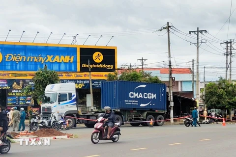 Hiện trường vụ tai nạn giữa xe container và xe máy khiến 2 người tử vong tại chỗ tại thị xã Phước Long, Bình Phước sáng 31/8. (Ảnh: TTXVN phát)