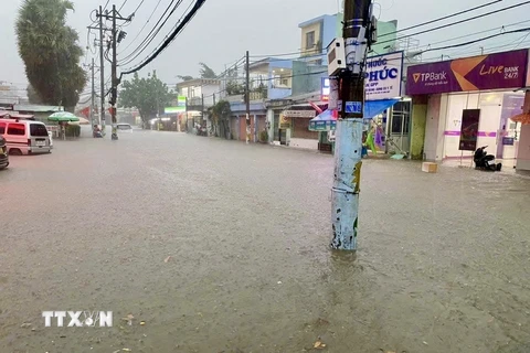 Đường Bình Chiểu, thành phố Thủ Đức ngập sâu trong nước. (Ảnh: Hồng Giang/TTXVN)