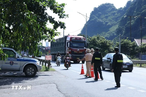 Cảnh sát Giao thông Tùng Diễn (thuộc Phòng Cảnh sát giao thông Công an tỉnh Lạng Sơn) phối hợp với Cảnh sát cơ động đảm trật tự, an toàn giao thông kỳ nghỉ Lễ Quốc khánh 2/9. (Ảnh: Anh Tuấn/TTXVN)