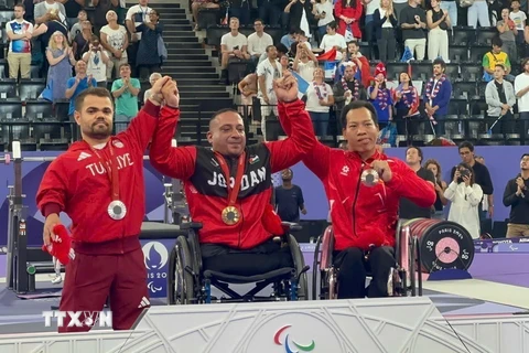 Lực sỹ Lê Văn Công xuất sắc giành Huy chương Đồng hạng 49kg môn cử tạ Paralympic 2024. (Ảnh: TTXVN)