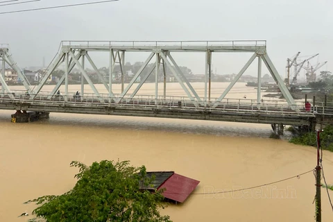 Cấm các phương tiện đường bộ,đường thủy qua cầu Đáp Cầu. (ảnh chụp sáng 11/9). (Nguồn: Báo Bắc Ninh)