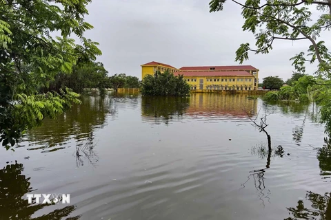 Trường THCS Liên Ninh, huyện Thanh Trì (Hà Nội), bị nước bao vây tứ phía, học sinh không thể tới trường. (Ảnh: Thanh Tùng/TTXVN)