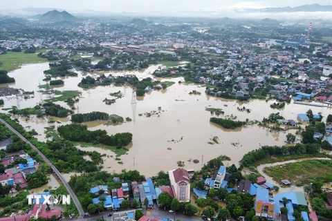 Nước bắt đầu rút nhưng nhiều tuyến đường ở thành phố Thái Nguyên vẫn ngập (ảnh chụp lúc 6 giờ 45 ngày 11/9). (Ảnh: Hoàng Hiếu/TTXVN)