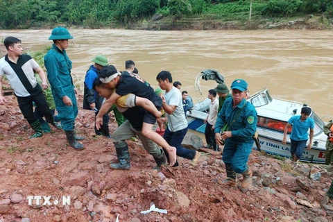 Các lực lượng cứu hộ trong và ngoài tỉnh đã tổ chức ứng phó, để tiếp cận tìm kiếm cứu nạn, cứu hộ. (Ảnh: TTXVN phát)