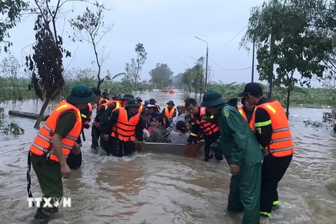 Lực lượng vũ trang tỉnh Hưng Yên di dời người dân xã Phú Cường, thành phố Hưng Yên đến nơi an toàn. (Ảnh: TTXVN phát)