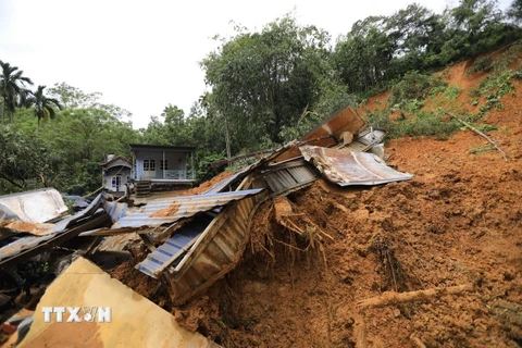 Hiện trường vụ sạt lở đất làm 2 người chết tại xóm Má Mư, xã Cuối Hạ, huyện Kim Bôi (Hòa Bình). (Ảnh: Trọng Đạt/TTXVN)