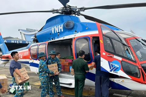 Vận chuyển hàng cứu trợ lên trực thăng tại sân bay Gia Lâm (Hà Nội). (Ảnh: Thông tấn Quân sự/TTXVN phát)