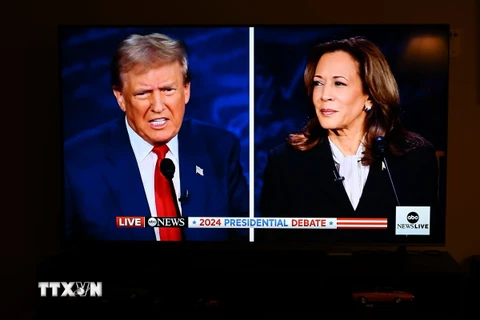 Cựu Tổng thống Mỹ Donald Trump (trái) và Phó Tổng thống Kamala Harris tại cuộc tranh luận trực tiếp ở thành phố Philadelphia, bang Pennsylvania tối 10/9. (Ảnh: AA/TTXVN)