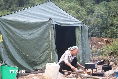 Bà Triệu Mùi Nái tại xóm Lũng Lỳ, xã Ca Thành (Nguyên Bình, Cao Bằng) vẫn chưa nguôi ngoai được nỗi đau mất con trong vụ sạt lở đất. (Ảnh: Chu Hiệu/TTXVN)