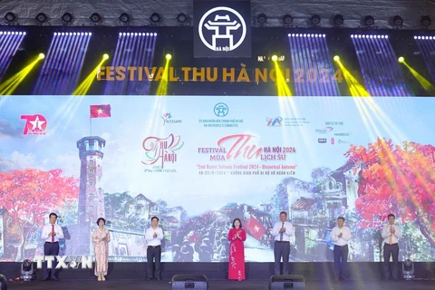 Đại biểu thực hiện nghi thức khai mạc Festival Thu Hà Nội lần thứ 2. (Ảnh: Thanh Tùng/TTXVN)