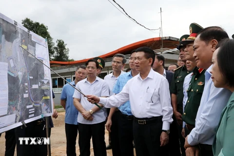 Phó Thủ tướng Hồ Đức Phớc khảo sát tại khu vực đường chuyên dụng vận chuyển hàng hóa cửa khẩu Tân Thanh (Lạng Sơn). (Ảnh: Văn Đạt/TTXVN)