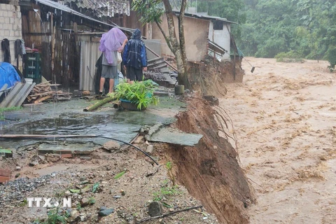 Tình trạng sạt lở ăn sâu vào nhà dân tại huyện Mường Lát (Thanh Hóa). (Ảnh: TTXVN phát)