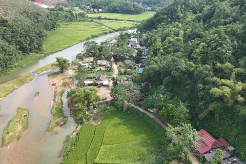 Người dân Xóm Nhàng, xã Kim Thượng, huyện miền núi Tân Sơn (Phú Thọ) sống trong cảnh thấp thỏm lo âu do sạt lở đất. (Nguồn: Báo Phú Thọ)