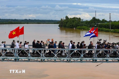 Đoàn đại biểu Cuba thăm cầu Hiền Lương thuộc Khu du tích quốc gia đặc biệt Đôi bờ Hiền Lương-Bến Hải (huyện Vĩnh Linh). (Ảnh: Thanh Tùng/TTXVN)