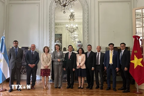 Thứ trưởng Bộ Ngoại giao Hà Kim Ngọc chụp ảnh lưu niệm với Ngoại trưởng Argentina Diana Mondino. (Ảnh: Đại sứ quán Việt Nam tại Argentina)