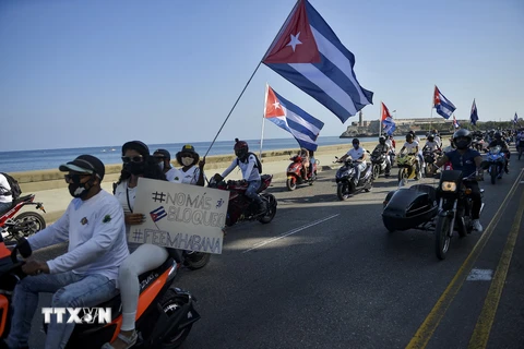 Người dân Cuba tuần hành kêu gọi Mỹ dỡ bỏ lệnh cấm vận tại thủ đô La Habana, Cuba ngày 28/3/2021. (Ảnh: AFP/TTXVN)