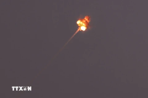 Lực lượng Hamas ở Dải Gaza phóng rocket về phía Israel. (Ảnh: AFP/TTXVN)